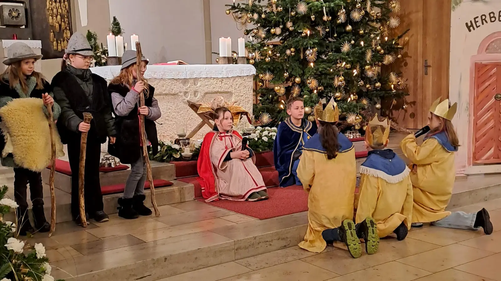 Das Krippenspiel der kleinen Aktueren in der katholischen Pfarrkirche in Mantel (Bild: Priska Hofmann)