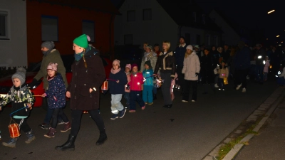 Die Vorschulkinder führten den Umzug durch die Nachbarschaft des Hauses für Kinder an.  (Bild: Verena Stefanides)