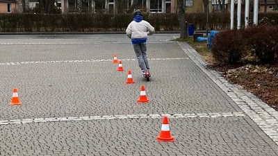 Eine Schülerin der Europa-Berufsschule bei einer Testfahrt mit dem E-Scooter.  (Bild: Josef Argauer)