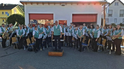 Nach einer gelungenen Serenade unter Stabführung von Markus Ferstl geht die Jugendblaskapelle Nabburg in eine kurze Sommerpause bis zum Kreismusikfest des Nordbayerischen Musikbundes am 1. September in Schwarzenfeld. (Bild: Daniel Irlbacher)