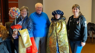 Mit einem Lindorpralinen-Bäumchen dankte die Gemeinschaft „Sternsinger” mit Pfarrer Erwin Bauer und Kirchenpflegerin Nicola Hummer der leidenschaftlichen Näherin Beate Roth. (Bild: Karl Ziegler)