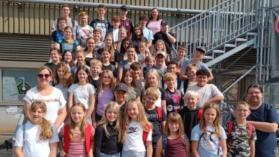 Gruppenbild vor der Schwarzlichtminigolfhalle (Bild: Alfred Kick)