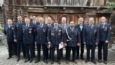 v.li.: KBM Alexander Graf, Benedikt Lihl, Stefan Birkl, KBI Armin Daubenmerkl, Richard Kaa, KBR Christof Strobl, Albert Hirsch, Landrat Richard Reisinger, Michael Neger, Bürgermeister Albert Geitner, Siegried Bock, Verena Fleischmann. (Bild: Christine Hollederer)
