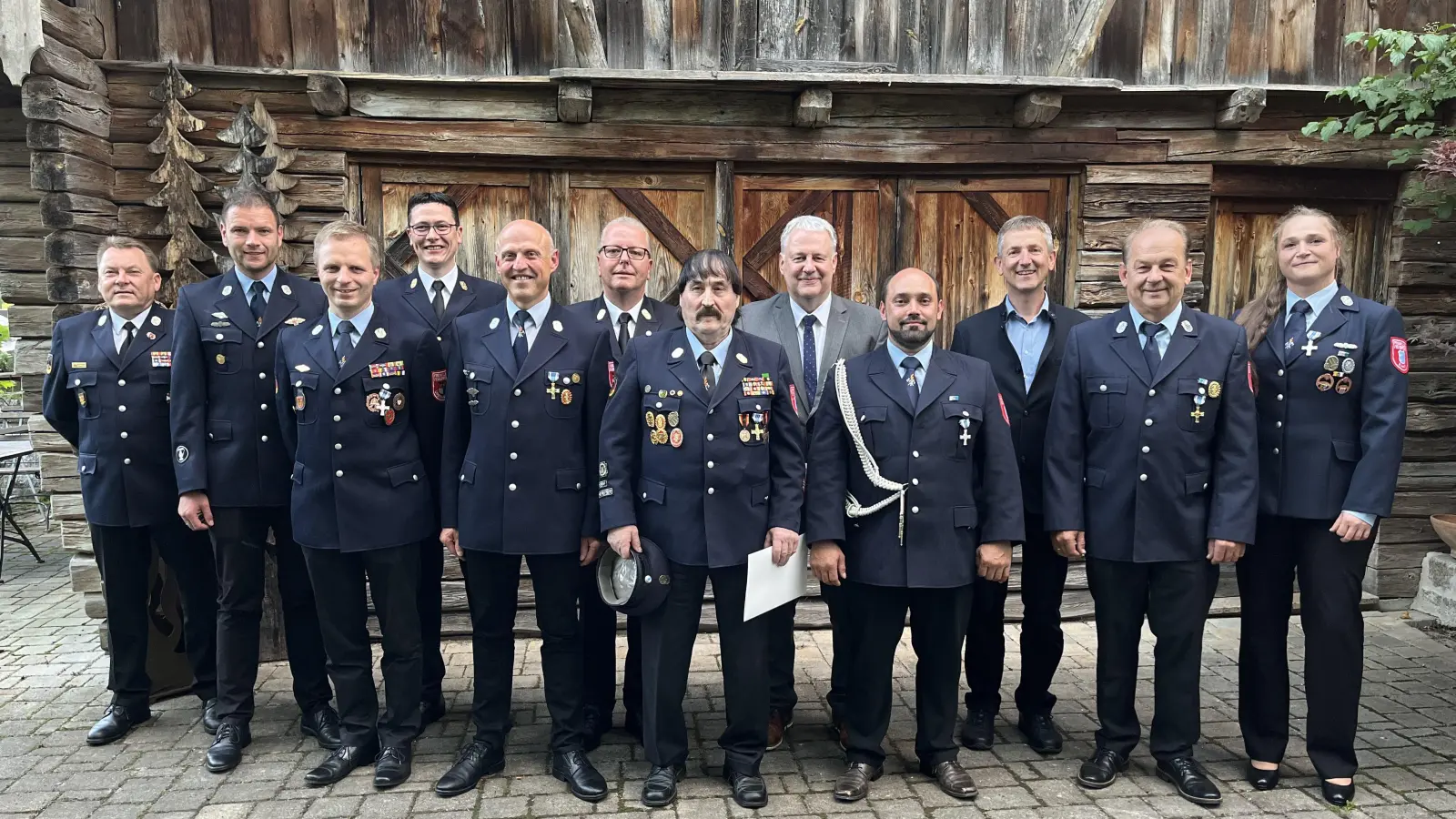 v.li.: KBM Alexander Graf, Benedikt Lihl, Stefan Birkl, KBI Armin Daubenmerkl, Richard Kaa, KBR Christof Strobl, Albert Hirsch, Landrat Richard Reisinger, Michael Neger, Bürgermeister Albert Geitner, Siegried Bock, Verena Fleischmann. (Bild: Christine Hollederer)