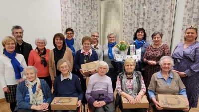 Der Frauenbund Schnaittenbach wählt ein neues Vorstandsteam und ehrt langjährige Mitglieder (vorn, von links): Margarete Piehler, Sieglinde Leißl, Anni Heuberger, Marlene Schuller und Erna Kraus: mittlere Reihe (von links): Annelies Pilarski, Pfarrer Helmut Brügel, Marianne Adam, Helene Schorner, Anna Biller, Ingrid Weigert und stellvertretende Diözesanvorsitzende Kerstin Aufschneider; hintere Reihe (von links): Inge Daller, Edeltraud Körtgen und Maria Kraus und Erna Märkl. (Bild: Stefan Dotzler/exb)