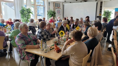 Die Frauen feiern ihr Herbstfest in geselliger Runde mit vielen Leckereien  (Bild: Doris Enzmann)