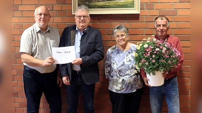 Freuen sich über die Spende: Martin Füßl, Josef Weidensteiner, Anni Schiesl und Wolfgang Bäumler (von links).  (Bild: Thomas Krieger/exb)