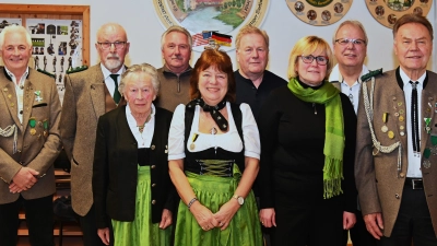 Ehrungen für langjährige und verdiente Mitglieder der Schützengesellschaft Freischütz Karmensölden (von links): Schießleiter Hans Meier, Oberschützenmeister Stephan Brem, Inge Häusler, Rudolf Drexler, Silvia Engel, Stefan Neubauer, Renate Drexler, Rudolf Möschl und Hermann Mertel. (Bild: gf)