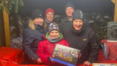 Sie freuen sich über den Luftballon-Weitflug (von links) Monika Winkler, Karin Alwang vom SPD-Vorstand, Gewinner Bastian Winkler, Christoph Witt (Vorstand) und Elke Beßenreuther (Vorstand).  (Bild: Georg Janner/exb)