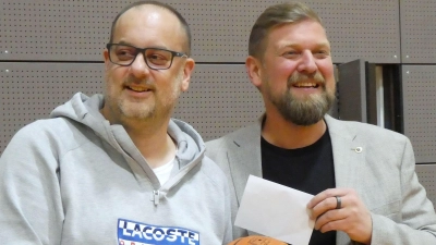 Lions-Präsident Bastian Braun (rechts) überreicht den Spendenscheck an TB-Vorsitzenden German Schieder. (Bild: Lions-Club Weiden/exb)