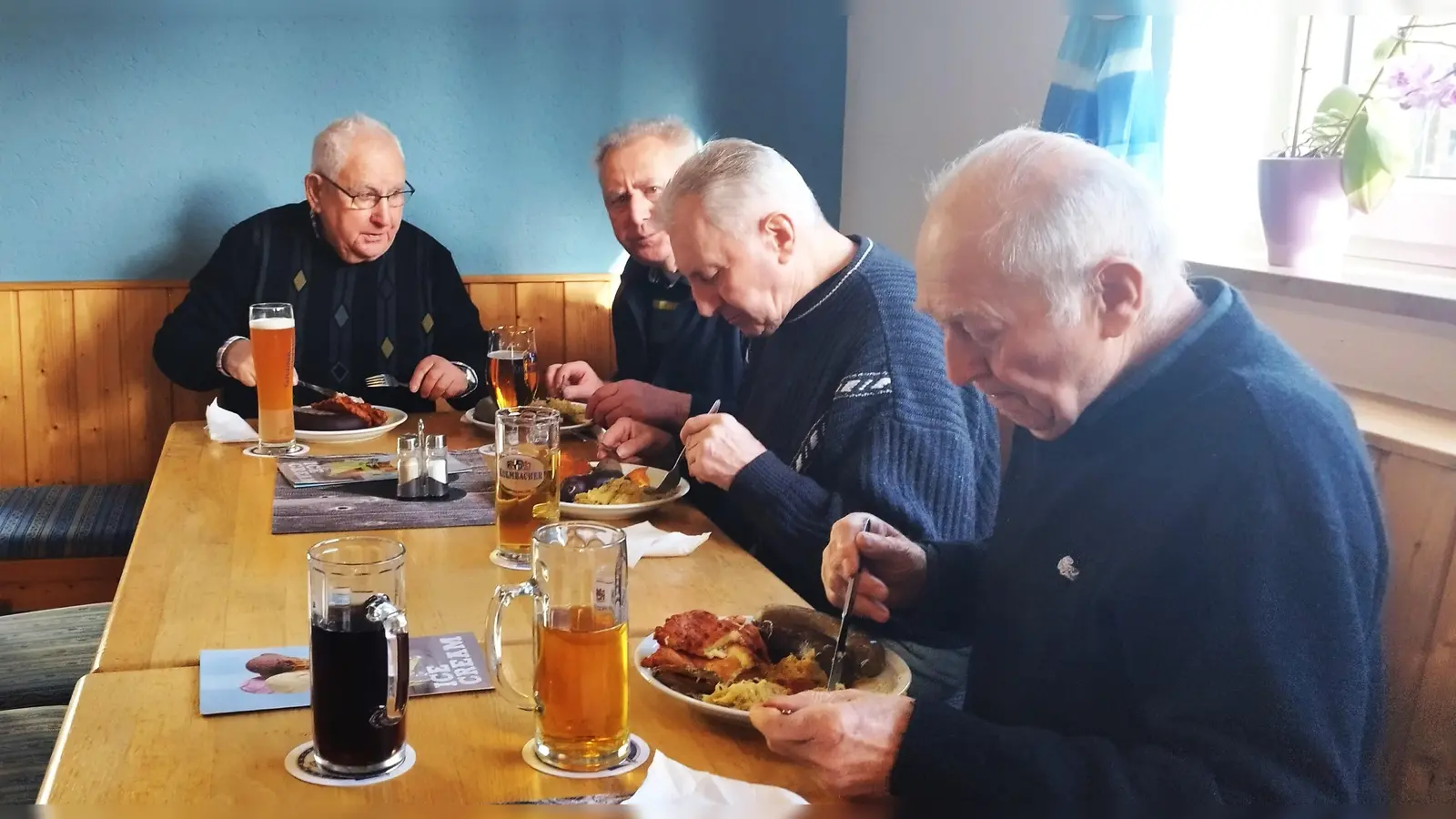 Immer noch ist eine „Schlachtschüssel” im Speiseplan eine geschätzte Abwechslung. Auch die Senioren der Pfarrei Speinshart genießen im Gasthaus Schmid in Tremmersdorf das deftige Gericht.  (Bild: do)