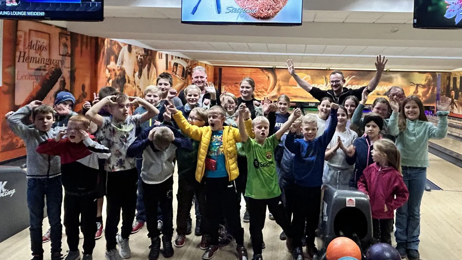 Der Ausflug in die Weidener Bowling-Lounge ist jedes Jahr ein Highlight für die Kids.  (Bild: Alexandra Kurz)