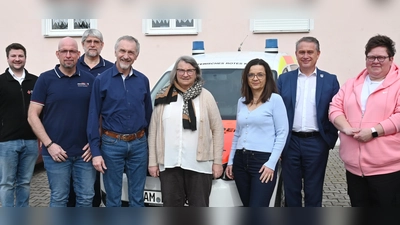 Die First Responder Poppenricht bestätigen ihren Vorstand (von links): BRK-HvO-Koordinator Max Herbst, Standortleiter Michael Reimelt, Stefan Giehrl, Bertram Gebhard, Waltraud Lobenhofer, Simone Luttenberger, Bürgermeister Hermann Böhm und Michaela Müller. (Bild: gf)