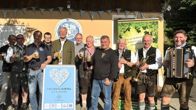 Sie alle freuen sich nach erfolgreicher Bierprobe auf die Miesbergkirwa (Bild: Manfred Bäumler)