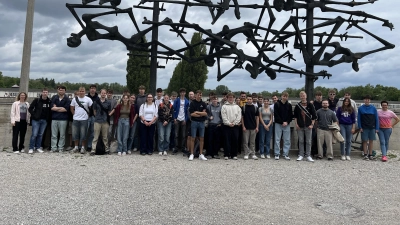Die Schülerinnen und Schüler der Berufsschule Amberg vor dem Denkmal der KZ-Gedenkstätte Dachau. (Bild: Susanne Graf)