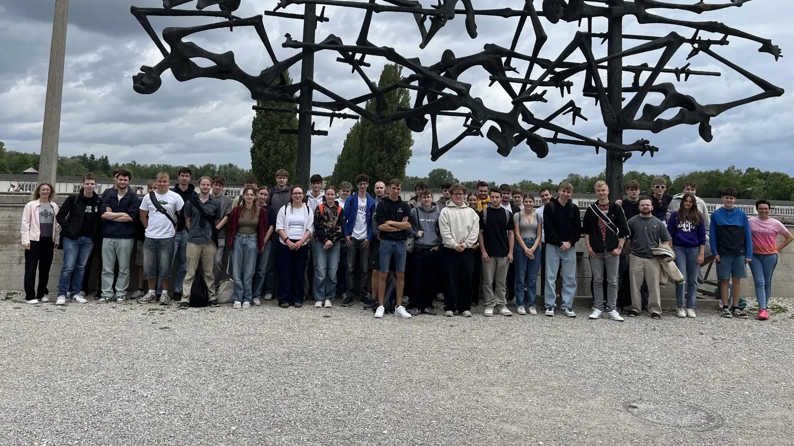 Die Schülerinnen und Schüler der Berufsschule Amberg vor dem Denkmal der KZ-Gedenkstätte Dachau. (Bild: Susanne Graf)