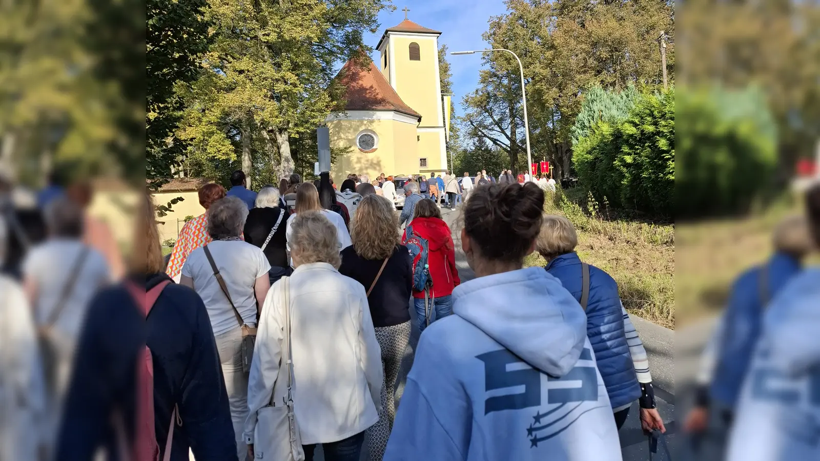 Wallfahrer aus den Pfarreien St. Georg, Neustadt, und Heilige Familie, Altenstadt/WN, erreichen gemeinsam die Mutter-Anna-Kirche auf dem Mühlberg  (Bild: Ernst Wawra)