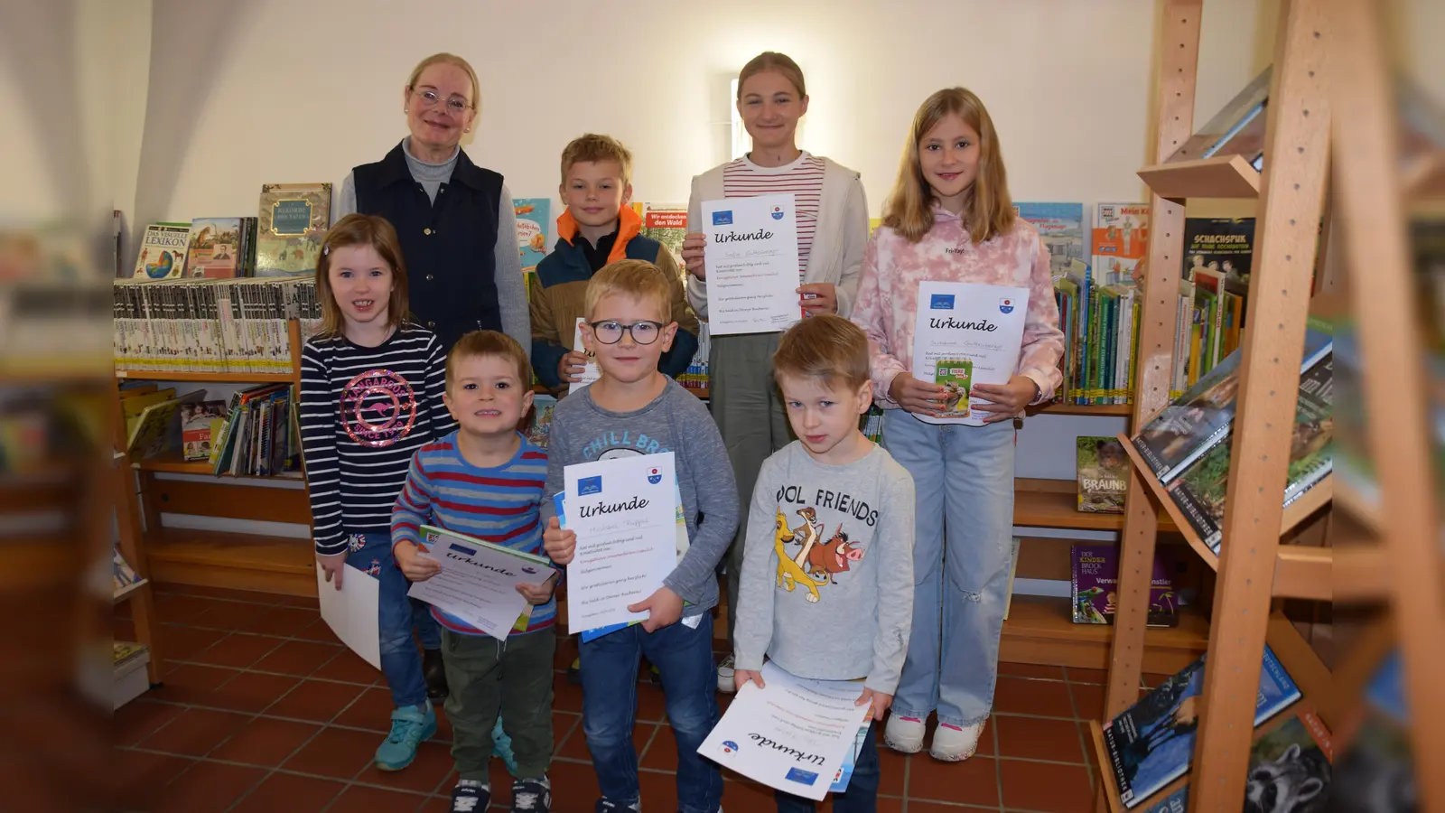 Die teilnehmenden Kinder am Sommerferien-Leseclub mit Büchereileiterin Maria Klobes-Martin (links hinten). (Bild: Heidi Kurz)