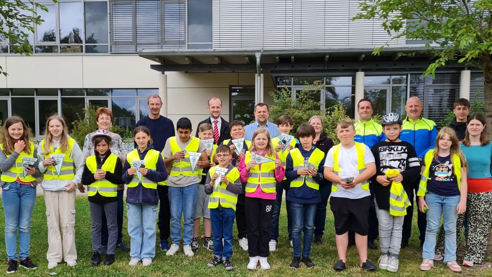 Den Kindern gratulierten (hinten, von links) Schulleiterin Gisela Lehnerer, Ralf Dittrich, Michael Kohl, 2. Bürgermeister Günther Koller, Nicole Mende, die Polizeihauptmeister Philipp Böhme und Andreas Trenz, Fabian Wocelka und Studienrätin Anna-Nadine Vogel zur bestandenen Radfahrprüfung. (Bild: Uli Radl/exb)