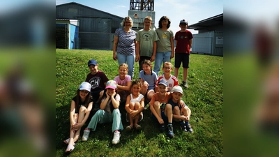 Die interesierte Gruppe vor den KTB Bohrturm mit Vorsitenden Brigitte Fütterer.<br> (Bild: Franziska Schopper)