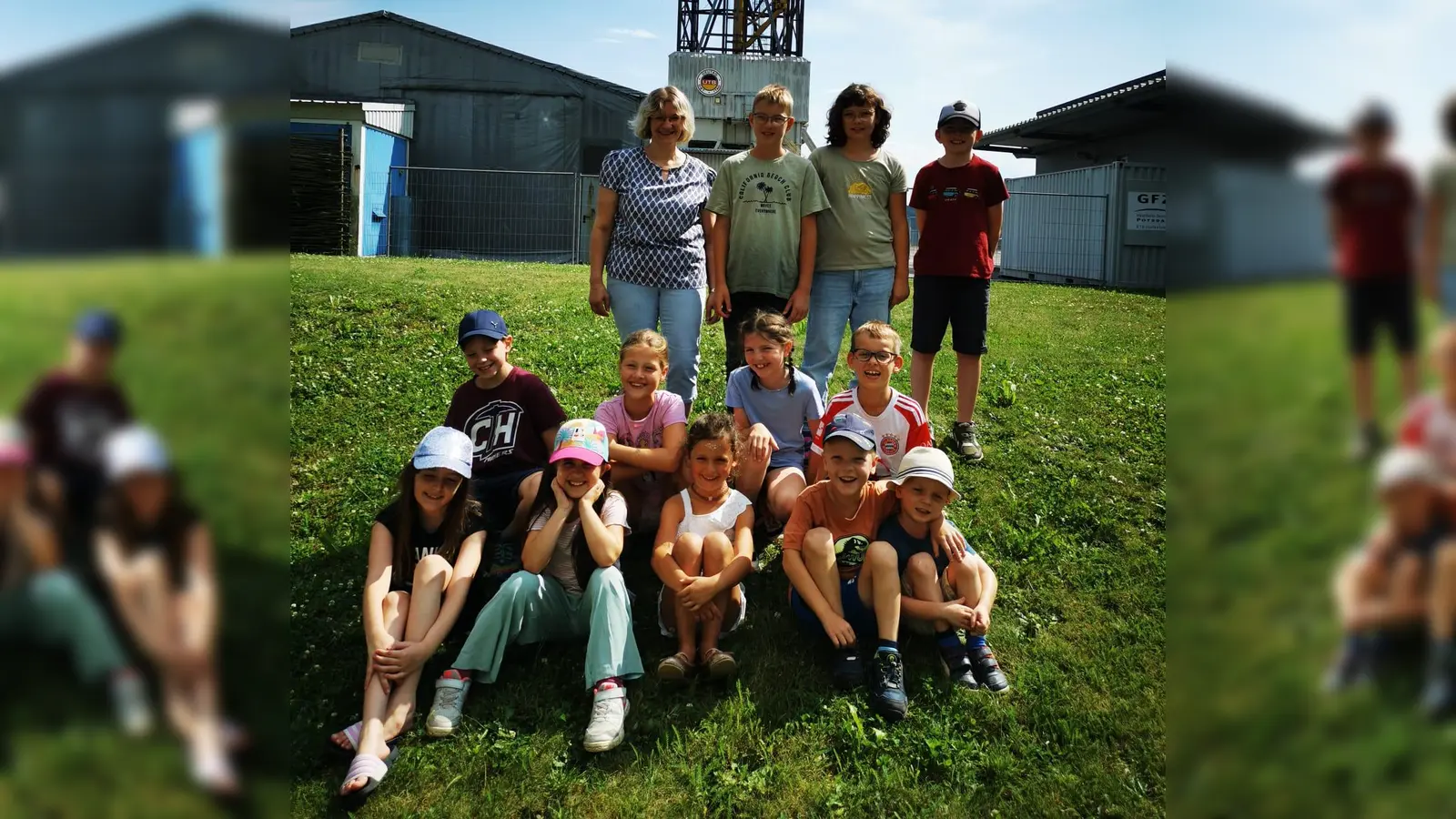 Die interesierte Gruppe vor den KTB Bohrturm mit Vorsitenden Brigitte Fütterer.<br> (Bild: Franziska Schopper)