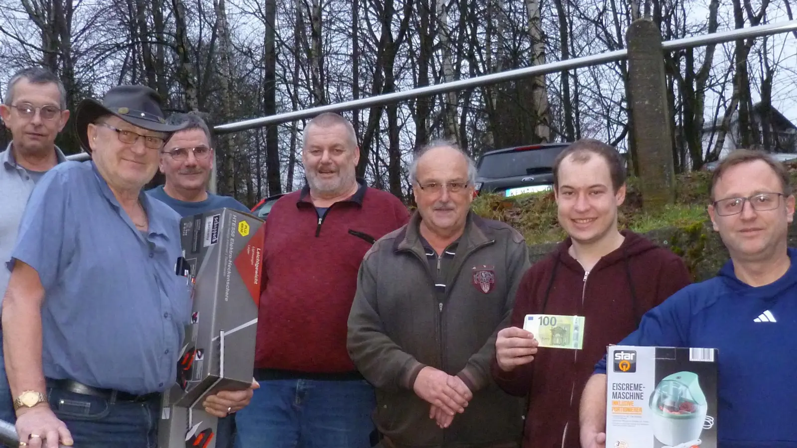 Werner Sollfrank, Peter Busch und Ralf Menzel vom Wanderverein (Erster, Dritter und Vierter von links) überreichten die Preise an Markus Wolf, Jonas Pöllath (Erster und Zweiter von rechts) und Helmut Plannerer (Zweiter von links). (Bild: sat/exb)