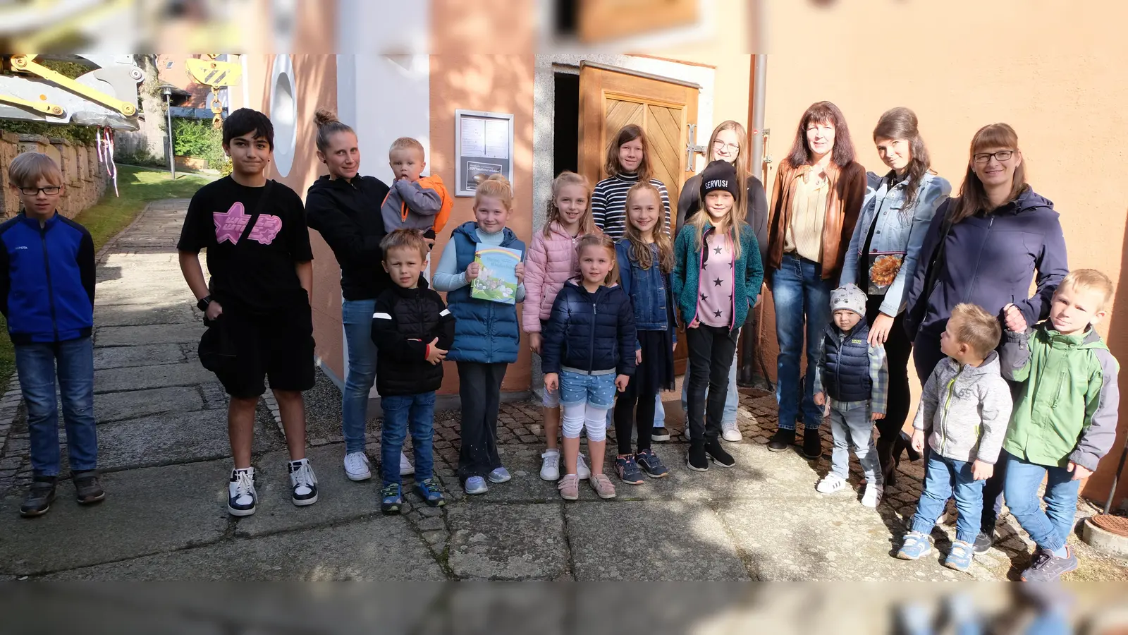 Die Kinder auf dem Weg von der Kirche zum Kindergottesdienst im Gemeindehaus unter Leitung von Sandra Reinl. (Bild: Fred Lehner)