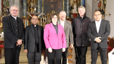 Große Zufriedenheit und strahlende Gesichter am Ende eines eindrucksvollen Konzerts in der Pfarrkirche in Schlicht: von links Diakon Dieter Gerstacker, Stadtpfarrer Hruday Madanu, Brigitte Traeger, PGR-Sprecher und Organisator Werner Prechtl, der Ehemann der Sängerin Siegfried Stenglein, Pfarrvikar Jimmy Joseph. (Bild: Christian Trunner)