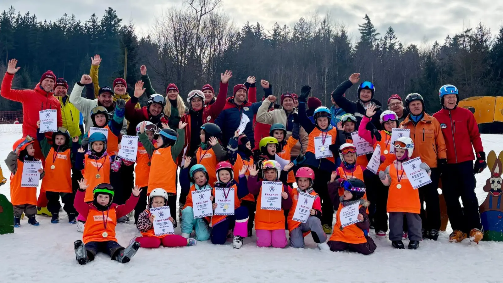 Die Kinder und Trainer hatten jede Menge Spaß beim Kinderskikurs des Ski-Club Tirschenreuth.  (Bild: Werner Schirmer)