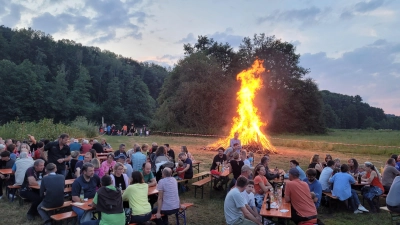 Vor zahlreichen Gästen brannte die Kolpingsfamilie Pfreimd an der Naab wieder das traditionelle Johannisfeuer ab.  (Bild: Georg Hirmer)