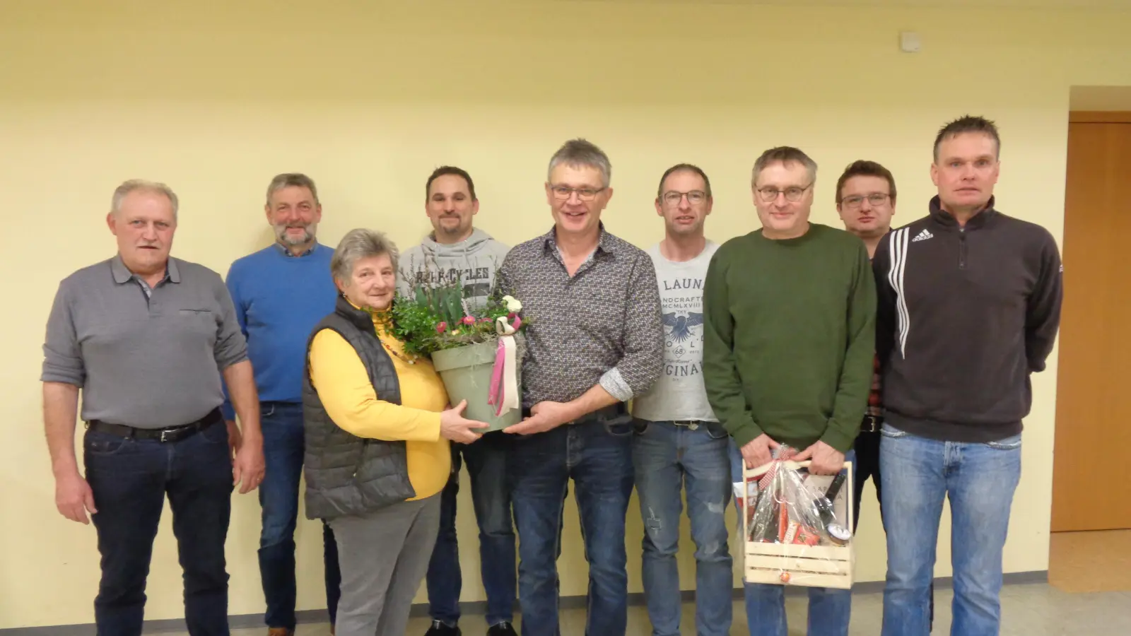 Die neue Vorstandschaft mit den ausgeschiedenen, Alois Herdegen, Hans Hutzler, Annemarie Mösbauer, Helmut Lippert, Gerhard Dietl, Dr.Johann Riedl, Hans Hutzler, Klaus Mösbauer und Rainer Spachtholz (von links)  (Bild: Annemarie Mösbauer)