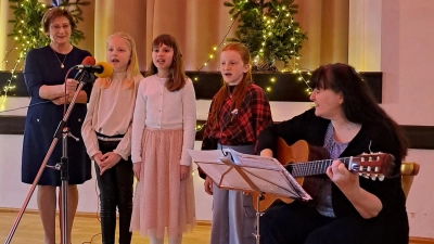 Von links Emma Dill, Pia Kraus und Jianlin Müller. (Bild: Karin Achatz)