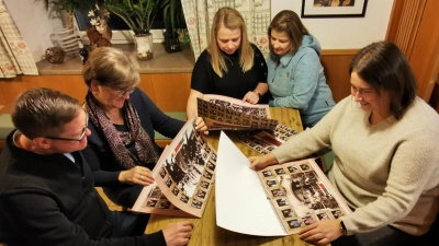 Das Festgremium mit Laura Roth, Katrin Stahl, Eva Kleber, Beate und Bernd Reil (v.r.) ist mit der Gestaltung des Kalenders 2025 zufrieden. (Bild: Karl Ziegler)