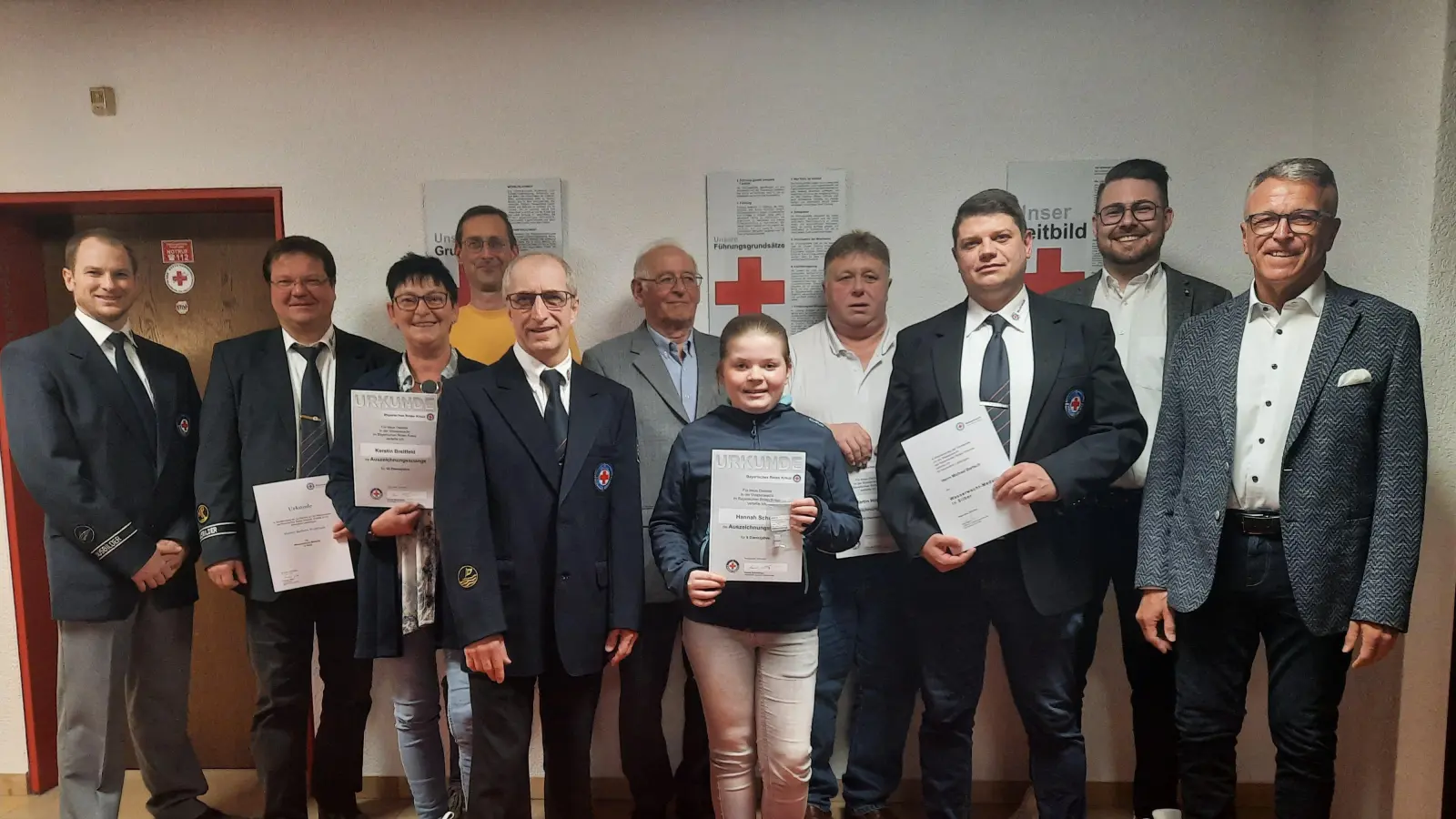 Ehrungen gab es bei der Wasserwacht Tirschenreuth. Das Bild zeigt von links Daniel Schmidkonz von der Kreiswasserwacht, Robert Wolfrum, Kerstin Breitfeld, Markus Zapf, Vorsitzenden Ralf Püschner, Erwin Steiner, Hannah Schedl, Martin Höfler, Michael Bartsch, BRK-Kreisgeschäftsführer Sven Lehner und Bürgermeister Franz Stahl. (Bild: Inge Püschner/exb)