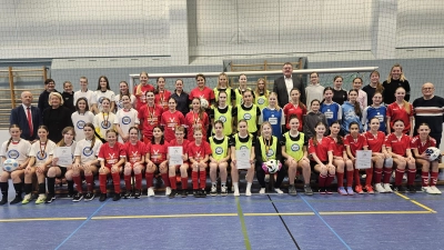 Die vier erstplatzierten Mädchen-Mannschaften nach der Hallen-Fußball-Meisterschaft der 5. bis 9. Klassen von links: 1. Dr.-Johanna-Decker-Gymnasium, 2. Realschule Auerbach, 3. Dr.-Johanna-Decker-Realschule und 4. HCA mit (hinten, von links) Studiendirektorin Daniela Pröls, Studienrätin Lisa Hierl, Sportlehrerin Julia Haydn (Realschule Auerbach), 1. Bürgermeister Hans-Martin Schertl, Studienrätin Chiara Schwägerl und Studienrätin Annika Ceesay (beide HCA) sowie Mitte von links Günter Simmerl und Rektorin Petra Ligansa und rechts Karl Heinz Grollmisch. (Bild: Karl Heinz Grollmisch)