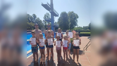 Siegerehrung zum Arschbomben-Contest beim Ferienprogramm der Stadt Tirschenreuth. (Bild: Simon Häring)