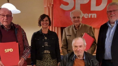 Die Geehrten (von links) Helmut Hart, Katrin Hüttner, Roland Pfefferlein, Hans Dieter-Dietl und (sitzend) Norbert Hagen. (Bild: Jörn Schedl/exb)