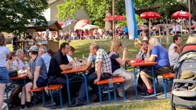 Traumhaftes Wetter und eine faszinierende Kulisse. Zahlreiche Besucher feierten auf dem Wolfringer Berg.  (Bild: Christiane Wagner)