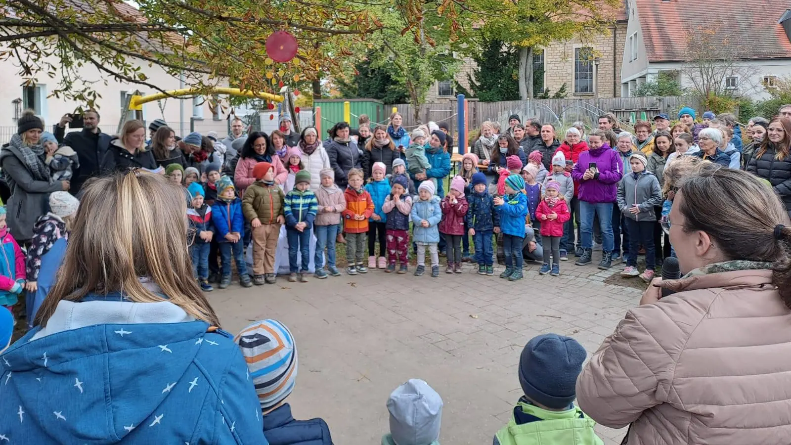 Die Festbesucher trafen sich zur Aufführung der Kinder am Versammlungsplatz (Bild: Stefanie Unterburger)