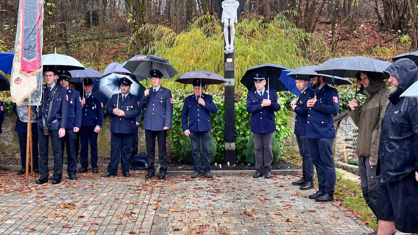 Die Kürmreuther Vereine gedachten am Friedhof ihrer verstorbenen Mitglieder. (Bild: wku)