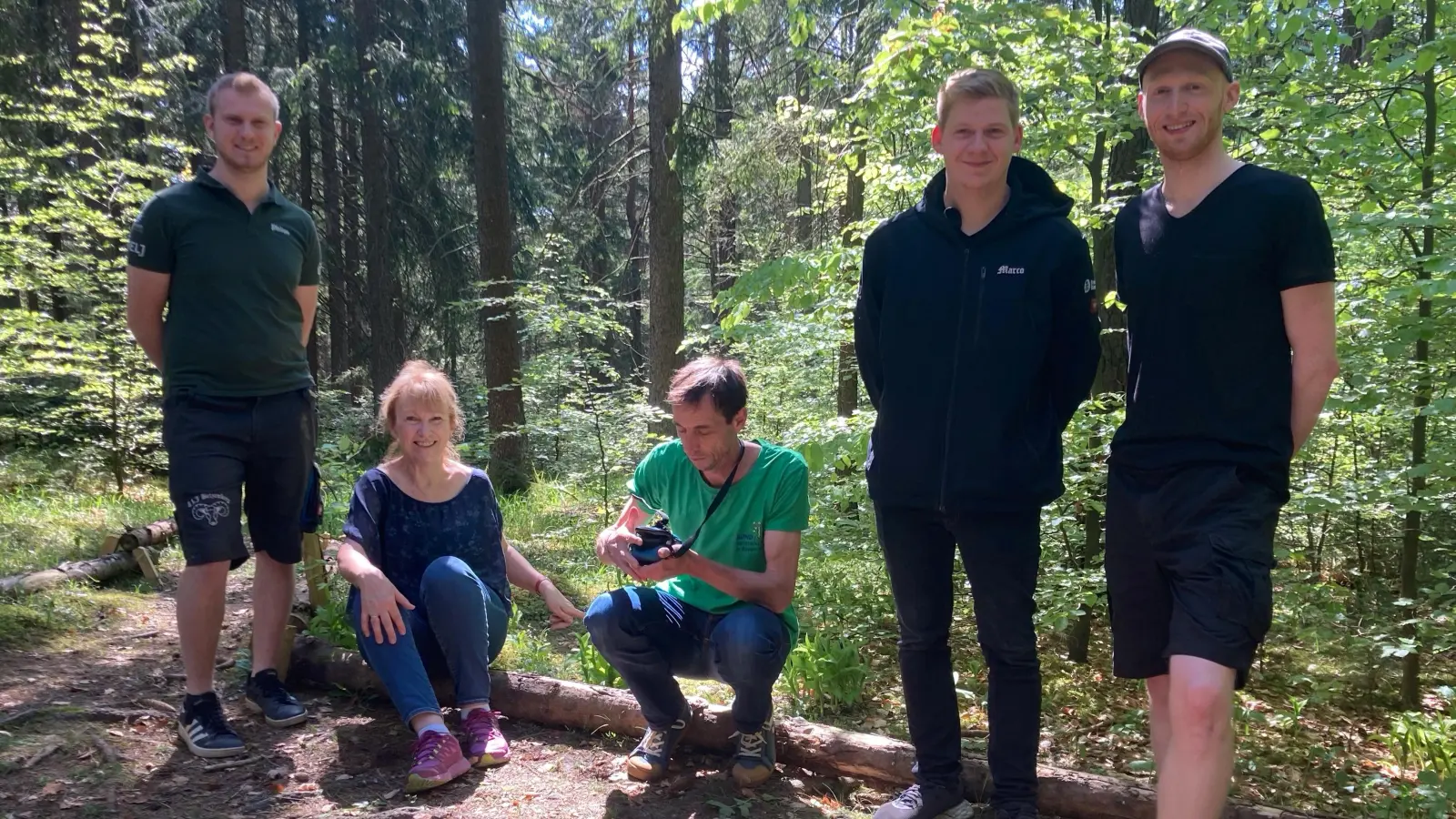 Nach getaner Arbeit am Orchideenweg: Philipp Nitzbon, Vorsitzender der Landjugend, Bürgermeisterin Brigitte Bachmann-Mühlinghaus, Horst Schwemmer vom BN, Marco Nitzbon und Uwe Kölbel (Landjugend). (Bild: Horst Schwemmer/exb)