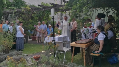 Pfarrer Helmut Brügel im Kräutergarten (Bild: Anita Hartmann)