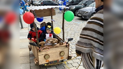 Die Waldkinder Hirschau mit ihrem Waldmobil mit „Ein-Frau-Antrieb” (Bild: Martina Weiß-Beck)