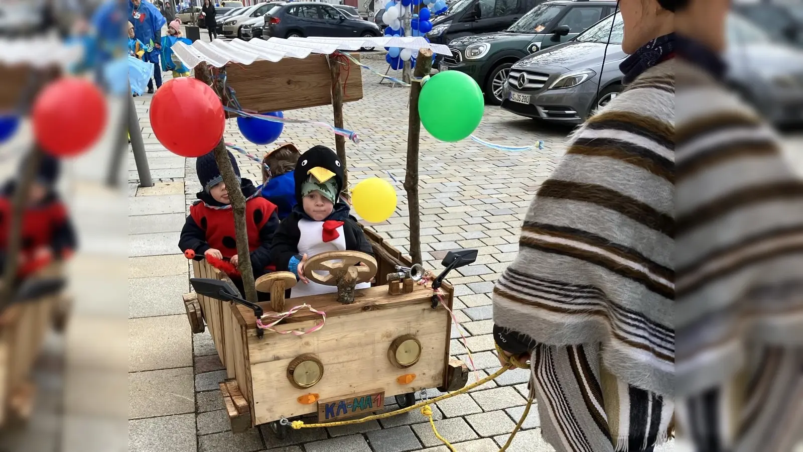 Die Waldkinder Hirschau mit ihrem Waldmobil mit „Ein-Frau-Antrieb” (Bild: Martina Weiß-Beck)