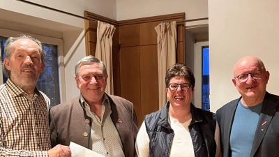 Innungs-Obermeister Alfred Schuller (links) verabschiedete seinen bisherigen Stellvertreter Hans Weber (Zweiter von links). Neue stellvertretende Vorsitzende sind künftig Hans Roth und Ruth Herbst (von rechts).  (Bild: Angela Leistl, Kreishandwerkerschaft Amberg-Sulzbach/exb)
