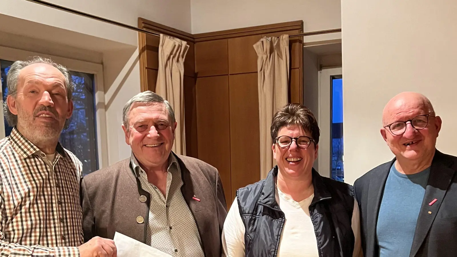 Innungs-Obermeister Alfred Schuller (links) verabschiedete seinen bisherigen Stellvertreter Hans Weber (Zweiter von links). Neue stellvertretende Vorsitzende sind künftig Hans Roth und Ruth Herbst (von rechts).  (Bild: Angela Leistl, Kreishandwerkerschaft Amberg-Sulzbach/exb)