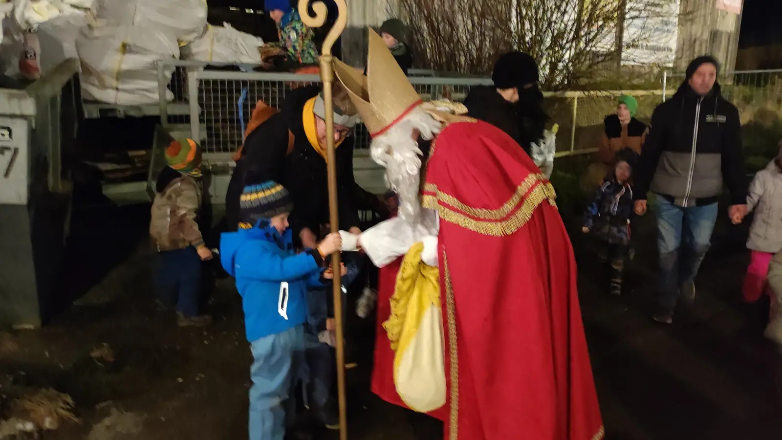 Der Nikolaus beschenkte die Kinder bei der SV Weihnacht  (Bild: Hans Meißner)