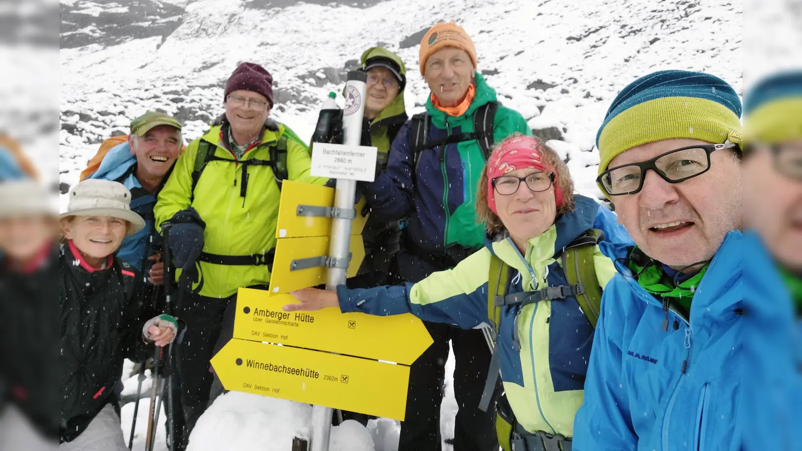 Foto: Immer noch bei guter Laune: Christa Watzke, Josef Kunz, Martin Keltsch, Willi Födisch, Gerhard Schneider, Birgit Schelter und Tourenführer Rainer Rahn (von links) am Umkehrpunkt auf 2.660 Meter. (Bild: Rainer Rahn)