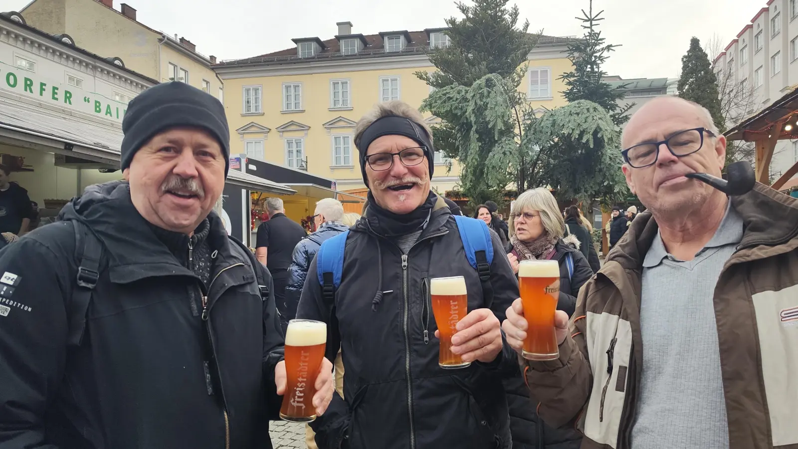 Zum Einstimmen auf das weihnachtliche Flair mit verschiedenen Glühweinen gabs vorerst ein Biobier von einem einheimischen Brauer. (Bild: Ludwig Eger)