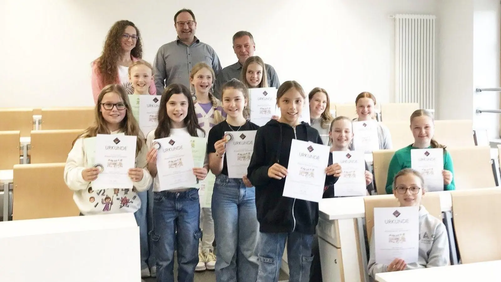 Die Sieger des Experimentierwettbewerbs am JAS-Gymnasium Nabburg. (Bild:  Iris Hösl )